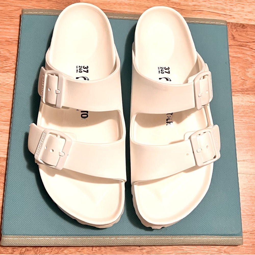 Women’s Birkenstock Arizona Essential slide sandals. Size 37